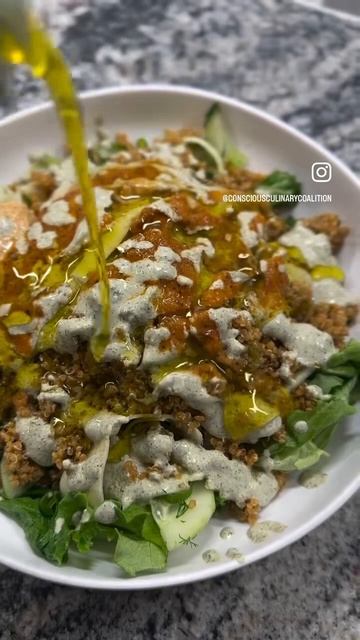 Loaded salad with quinoa, roasted red pepper hummus, hempseed dressing, & habanero hot sauce 🔥 смотреть онлайн