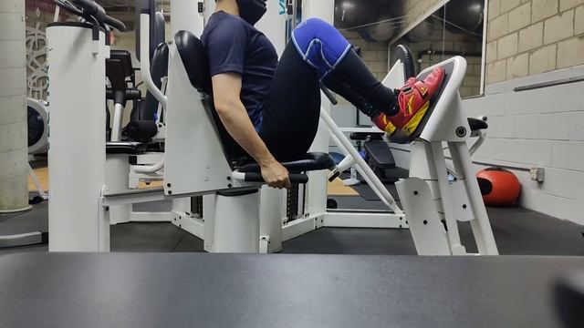 Bench 8 x 40, 45, 47.5, 50 / Leg press @140 / Dips смотреть онлайн