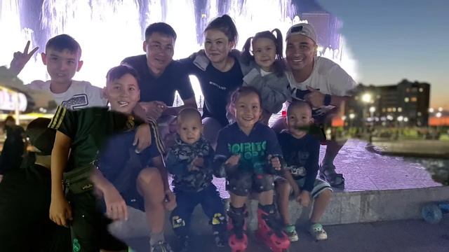 Вечерняя прогулка по городу с друзьями смотреть онлайн