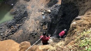 Строительство, вид с утёса , шахтёр сбивает песок