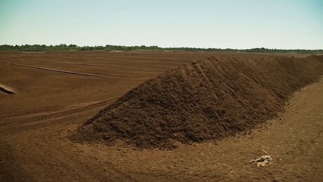Kūdras ieguve Latvijā / Extraction of peat in Latvia смотреть онлайн