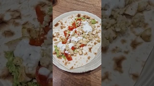 Лаваш/тортила с пилешко, авокадо, булгур, домати и сосче смотреть онлайн