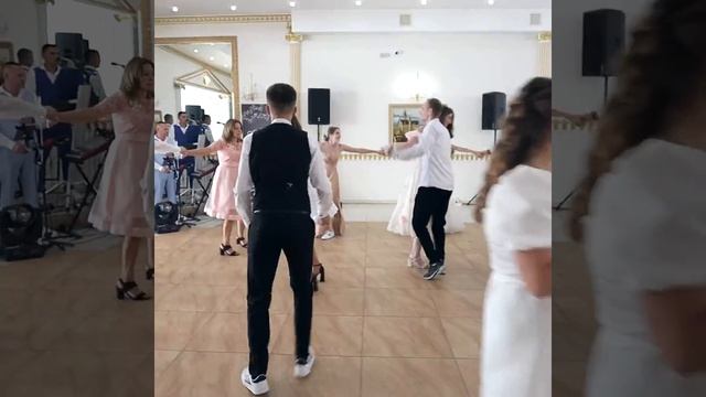 Ой чорна я си чорна гурт Акорд весілля в Палаці Ярослав #shortswedding #shortsvideo 2 частина. смотреть онлайн