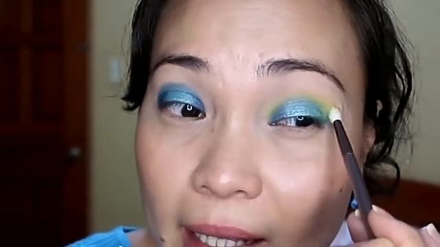 Chatty Makeup Tutorial: Blue and Yellow Halo Eyeshadow | MaiTutorials смотреть онлайн