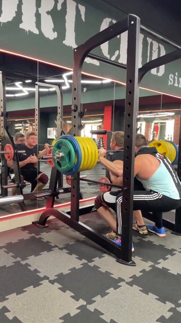 Присед ! Вес штанги 233 кг смотреть онлайн