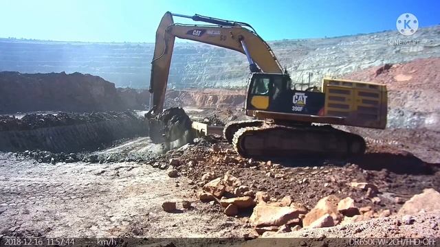 CAT EXCAVATOR 390F LOADING TRUCKS 60 AND 40 TONS смотреть онлайн