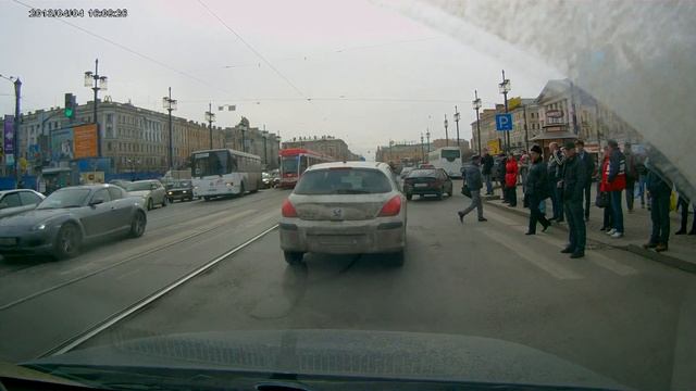 Дама из Эстонии пропускает пешиков на красный... смотреть онлайн