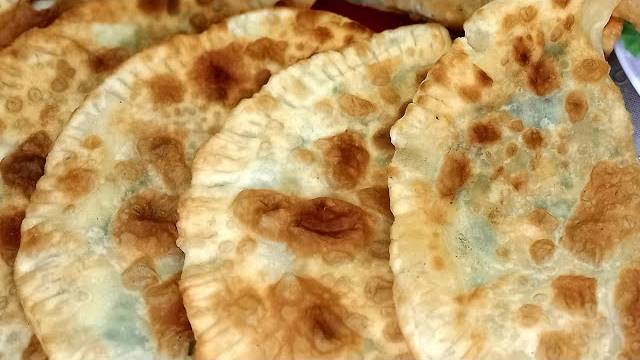 КАК ПРИГОТОВИТЬ ЧЕБУРЕКИ - самые пузырчатые и ХРУСТЯЩИЕ.Очень простой рецепт теста. смотреть онлайн