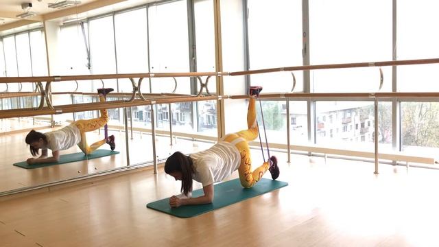 Отведение согнутой ноги назад на четвереньках с мини петлей смотреть онлайн