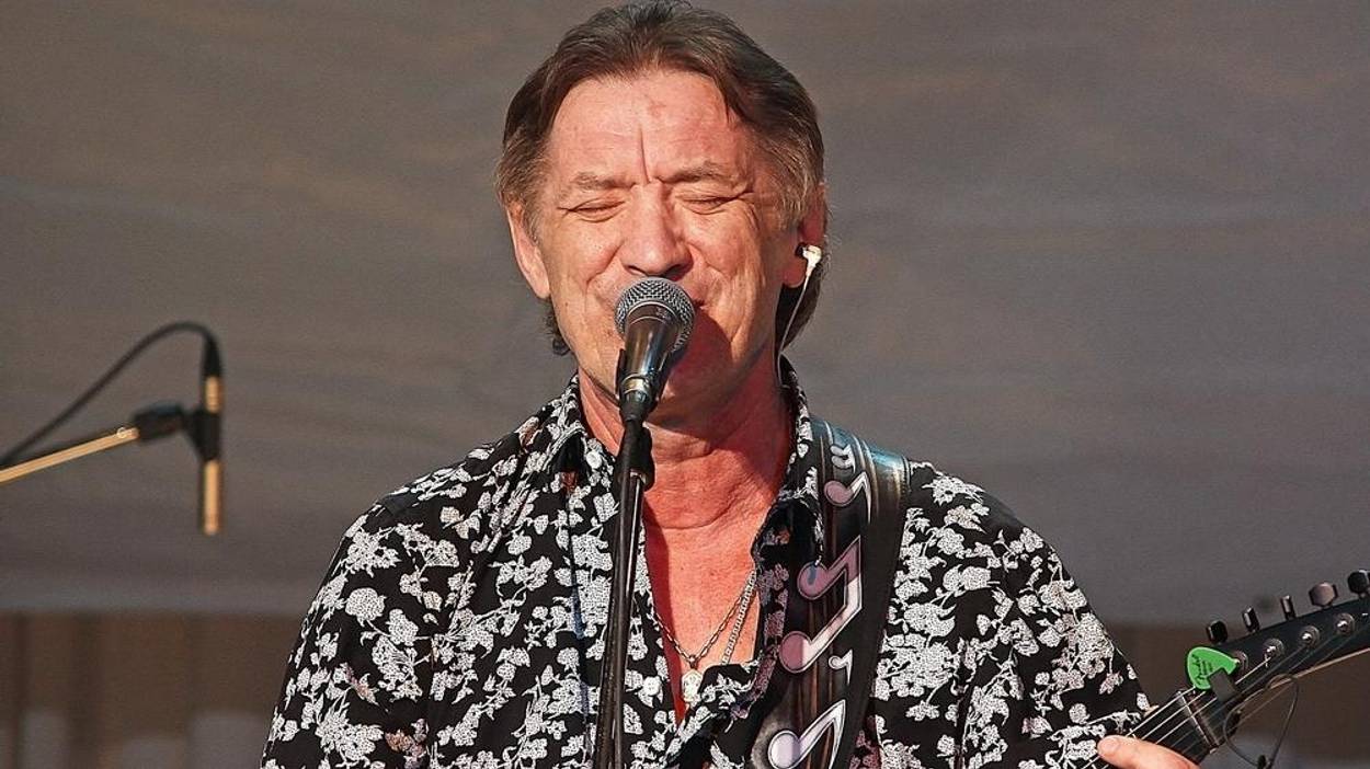 Сергей Дроздов и ВИА "Синяя птица": Первая любовь, Подорожник, Прогулка, Нам снова 25 смотреть онлайн