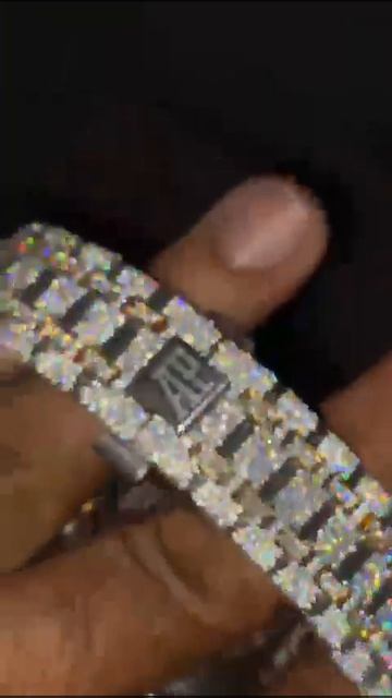 MOISSANITE DIAMOND STUDDED WATCH смотреть онлайн