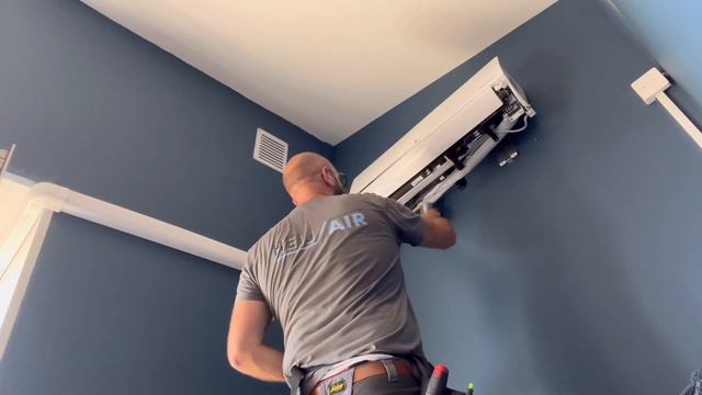 Freek lost een storing op aan een airco смотреть онлайн