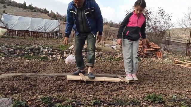 EN PRATİK Soğan Dikme Aleti! ON dakikada Bütün Soğanlar Ekildi- Şehirden Köye Göç-1- смотреть онлайн