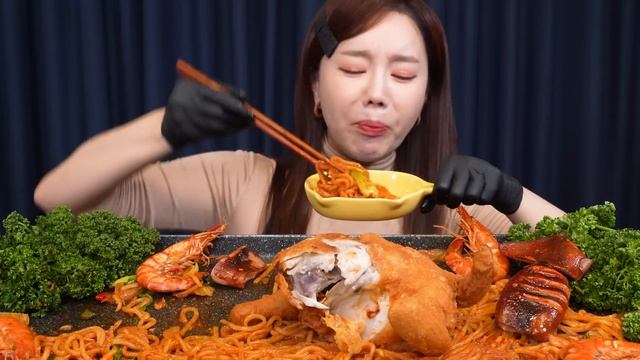 통치킨 🦑 오징어 해물 볶음짬뽕 먹방 Giant Fried Chicken & Spicy Seafood Stir-Fried Jjanppong Mukbang ASMR Ssoyoung смотреть онлайн