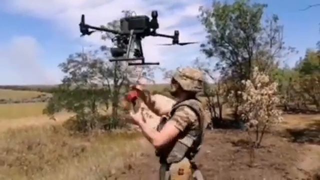 Байрактар!!!! Коммерческому коптеру крепится 82-мм мина весом около 3-4 кг. смотреть онлайн