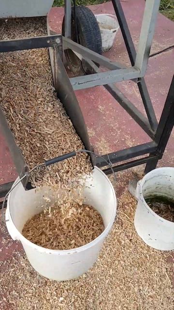 Produkcja BIO-MASY RĘBAK z PRZESIEWACZEM смотреть онлайн