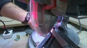 Как пилить парящий профиль для натяжного потолка без отстрелов и заломов