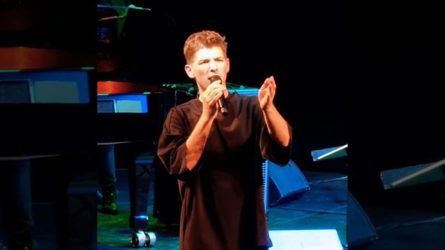 Видео с одного из концертов. Александр Эгромжан исполняет Это было красиво вместе с залом. смотреть онлайн