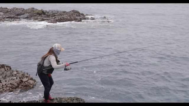 びしょ濡れで釣りを楽しむ女にいきなり謎の大物が襲い掛かる！！丨釣り丨雨の車中泊丨Fishing丨Catch＆Cook丨Fishing video丨Fishing girl смотреть онлайн
