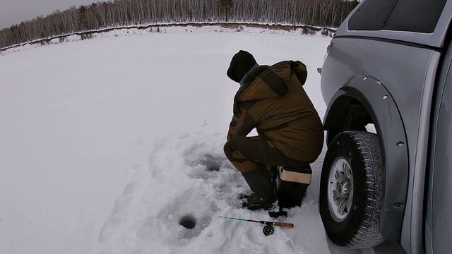 ТОЛЬКО НАШЛИ НАС ОКРУЖИЛИ! Ловля СУДАКА на блесну. Открыл сезон по СУДАКУ! КАК ЛОВИТЬ СУДАКА ЗИМОЙ? смотреть онлайн