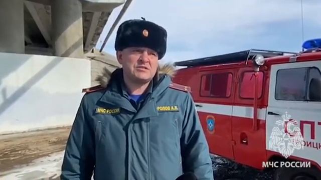 Спасатели пилят лед на водоёмах смотреть онлайн
