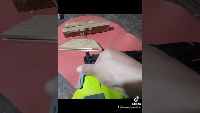 Clavadora inalambrica de 18V, Ryobi P326 calibre 16 como hacer que los clavos entren completamente смотреть онлайн