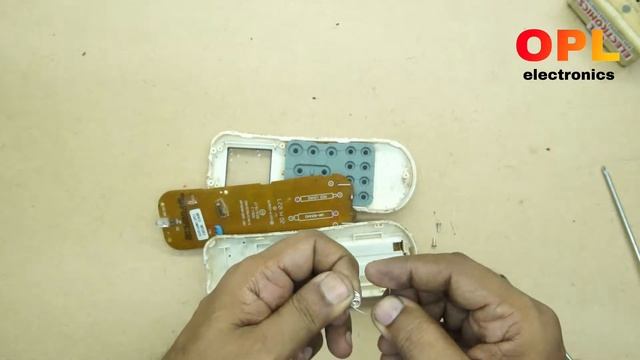How to repair AC remote Battery connector || AC के रिमोट की बैटरी के कैंनेक्शन कैसे ठीक करें смотреть онлайн