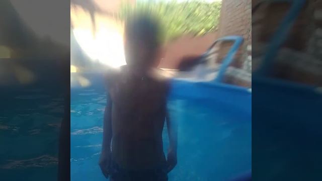 купаемся в бассейне смотреть онлайн