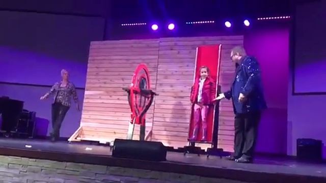 Magical show. Илюзионист. Фокус смотреть онлайн