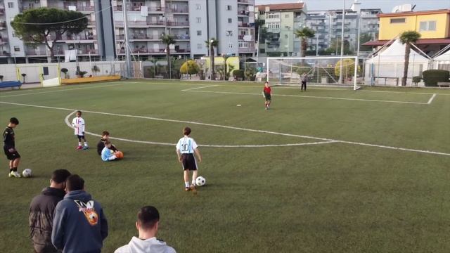 Mini MESSI vs Mini RONALDO - Chi è più FORTE? *PALLONE D'ORO DEI BAMBINI* смотреть онлайн