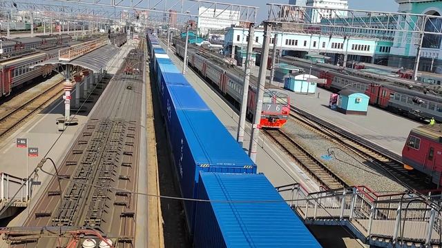 Электровоз 2ЭС6-1131 "Синара" с грузовым поездом проезжает станцию Новосибирск-Главный смотреть онлайн