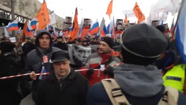 Как у журналиста пытаются снять георгиевскую ленту на Марше памяти Немцова смотреть онлайн