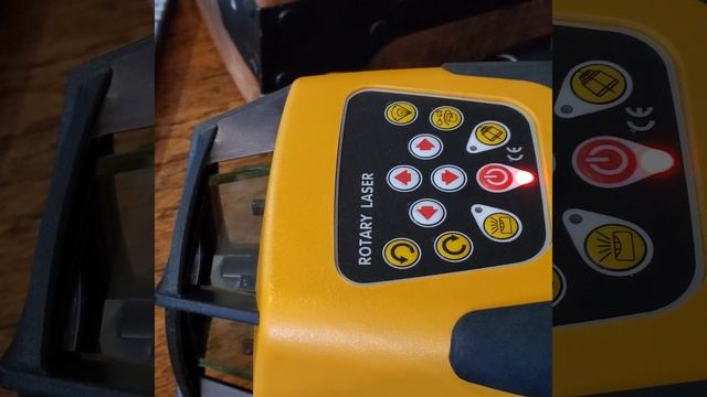Rotary laser self levels and spins in vertical position смотреть онлайн