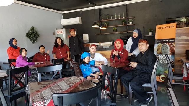 Soft Opening, Restauran Indonesia Dapoer de Rara (Rara's Kitchen) смотреть онлайн