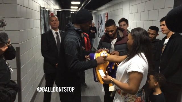 Farewell: Damian Lillard Gets Jerseys Signed By Kobe Bryant смотреть онлайн