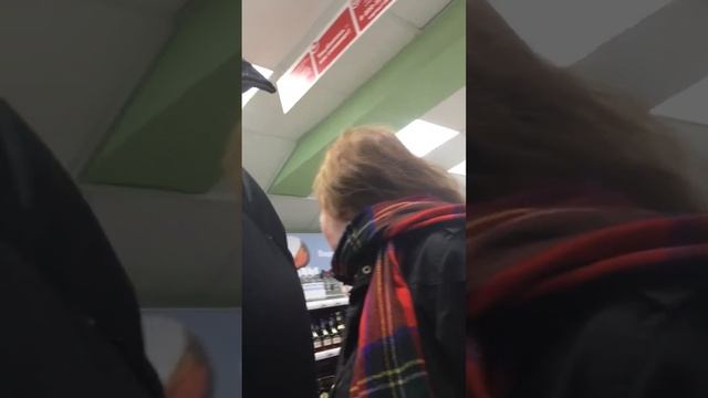 Бомжиха отжигает в Пятёрочке смотреть онлайн