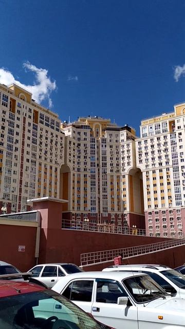 Во дворе дома города Липецк. Курьер на велике. смотреть онлайн