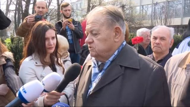 У Києві було зірвано покладання квітів до пам’ятника генералу Ватутіну смотреть онлайн
