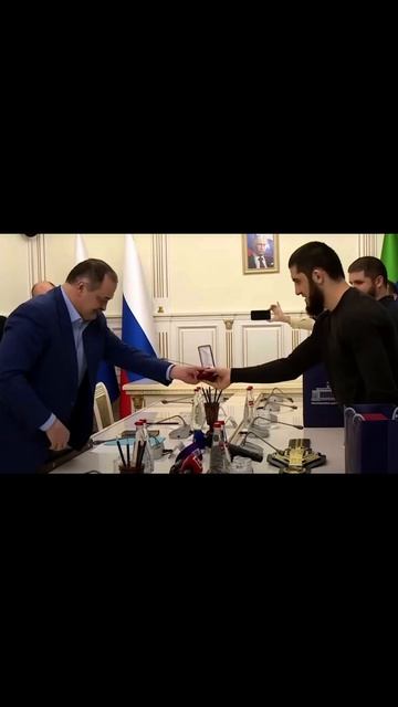 Ислам Махачев получил медаль за победу над Алексом Волкановски смотреть онлайн