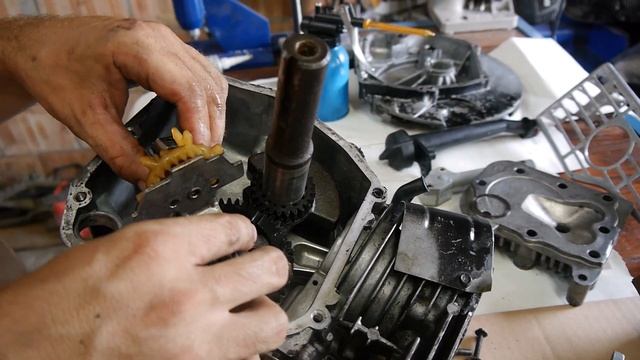 #RPGarażowo. Składam silnik Briggs & Stratton 675, 190cm3. Krok po kroku. Na co jeszcze trafiłem :) смотреть онлайн