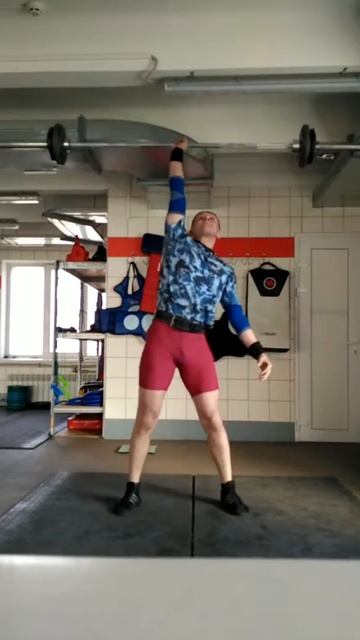 Рывок одной рукой штанги 35кг смотреть онлайн