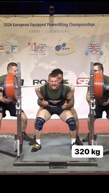 320 кг вес штанги, присел один раз атлет. #тяжелаяатлетика смотреть онлайн
