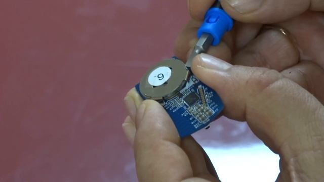 Замена элемента питания в брелоке Livi KeyFob смотреть онлайн