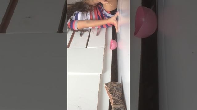 Minha amiga provando as minhas roupas que não cabem mais em mim смотреть онлайн