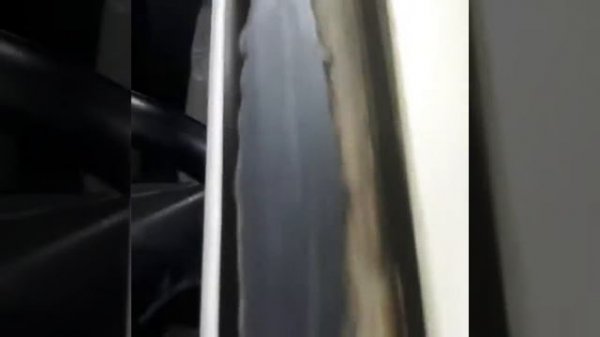 Стекло отклеилось.