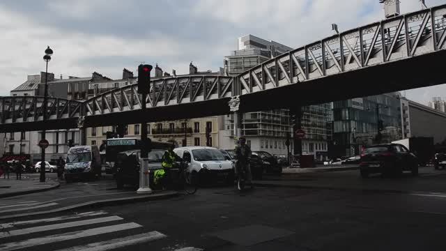 Непарадный Париж. Площадь Сталинград смотреть онлайн