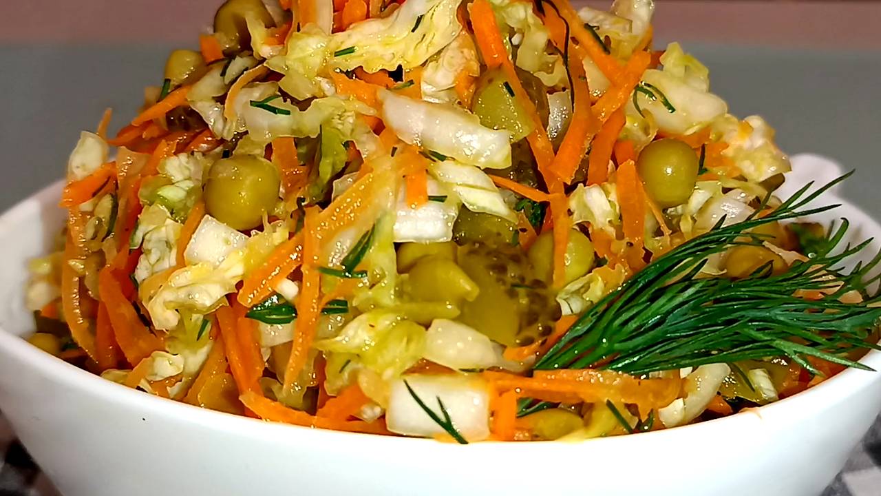 📌 Салат с капустой, огурцами и горошком - вкусный и полезный, из простых продуктов, без майонеза! смотреть онлайн