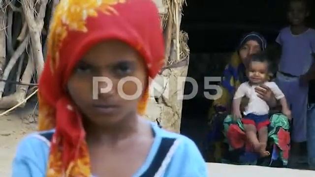 Poor Yemeni Girl Stand Front The Camera смотреть онлайн