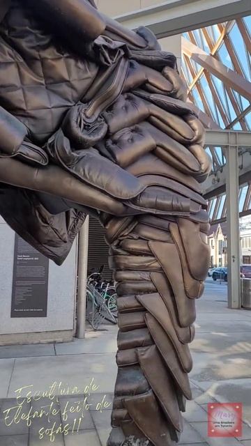 Escultura em forma de elefante feita de sofás na Art Galery of Ontario #shorts #Toronto смотреть онлайн