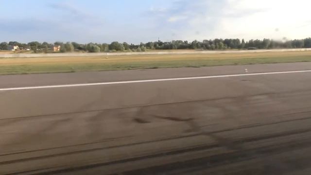 Motor Sich Yakovlev Yak 40 UR-88310 landing in Kyiv Zhuliany (IEV) смотреть онлайн